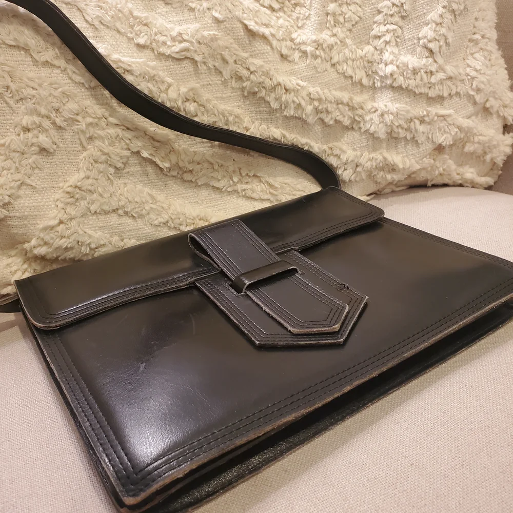 Yves Saint Laurent Black Leather Handbag - Picture 5 of 14